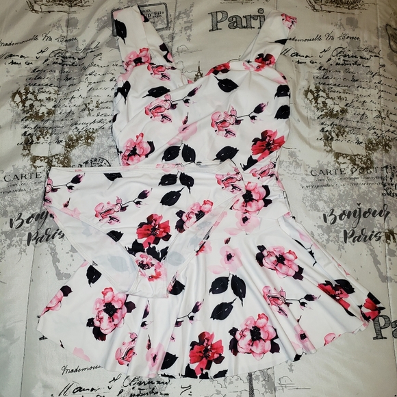 NWOT Two Piece White Floral Swimsuit - Picture 3 of 4